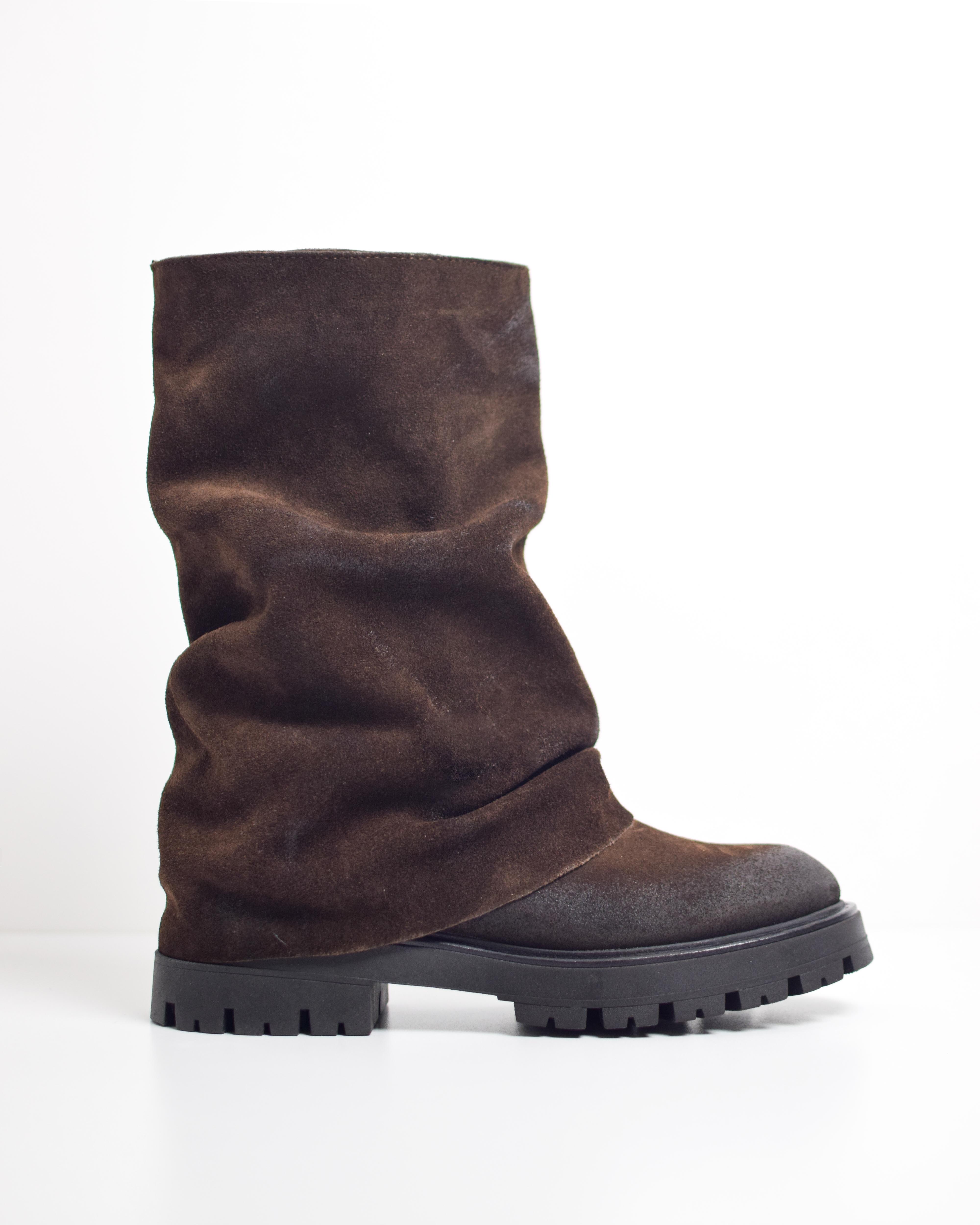 Stivaletto In Pelle Scamosciata Con Risvolto Suola Track