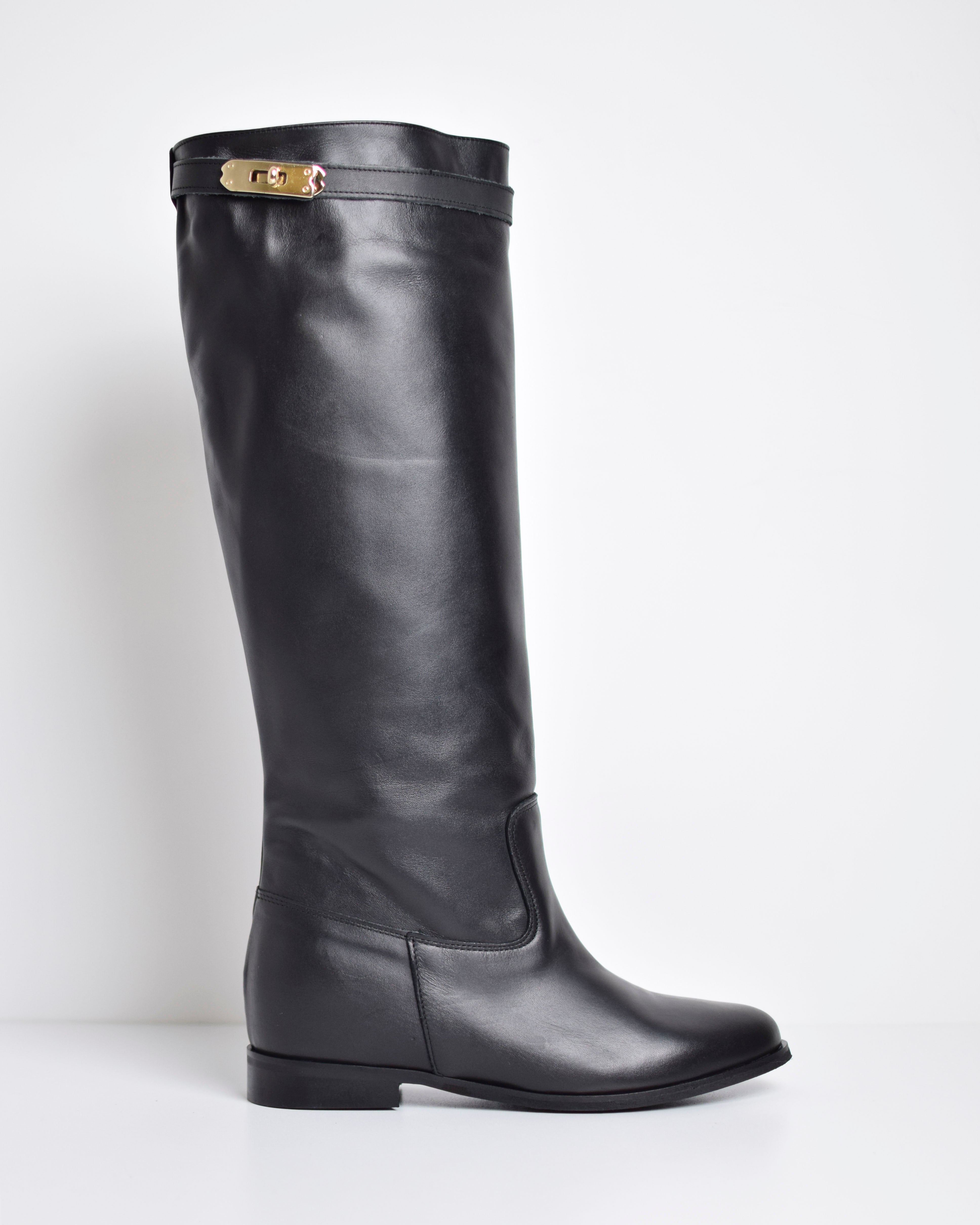 Boot with leather strap