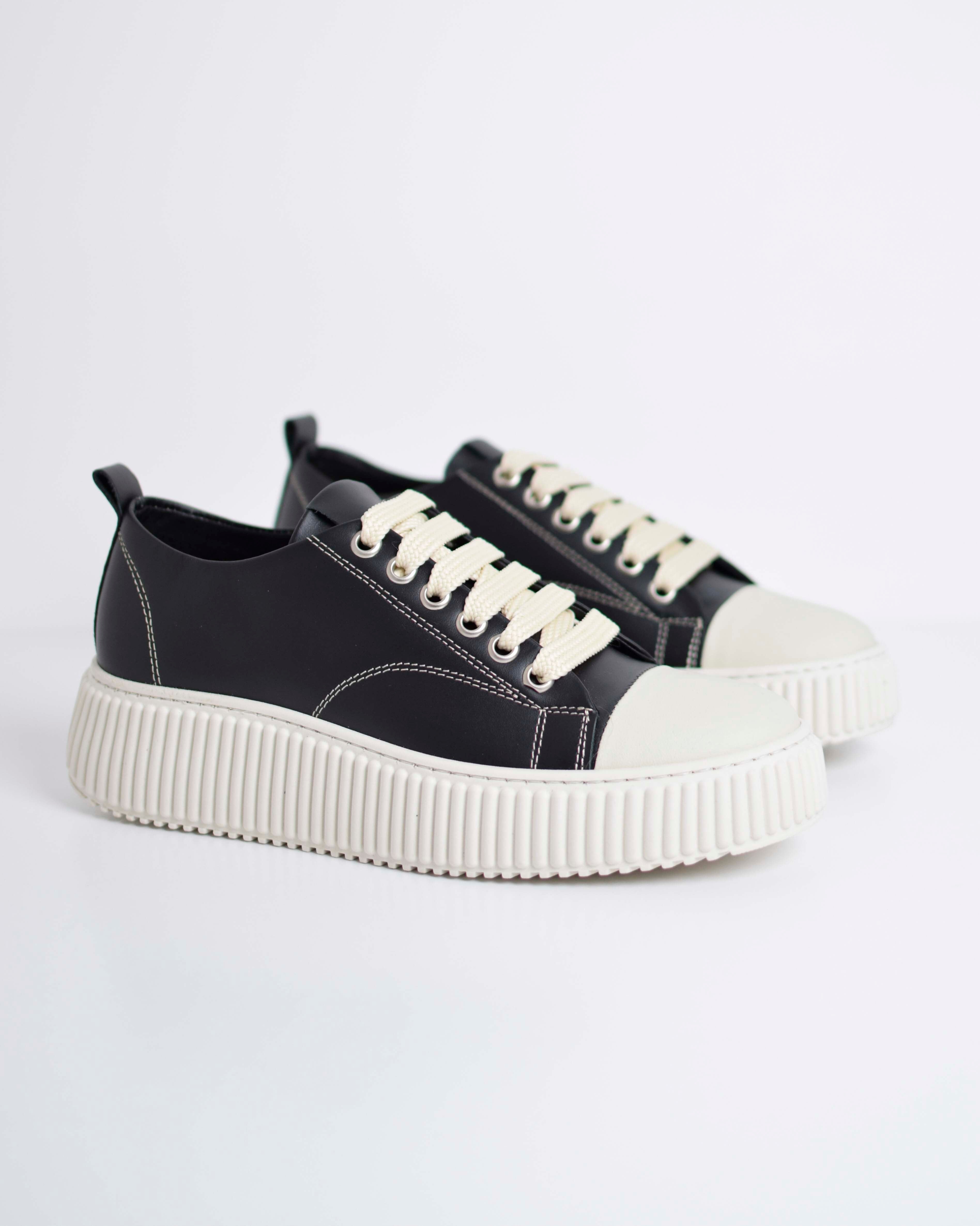 Sneakers Con Puntale