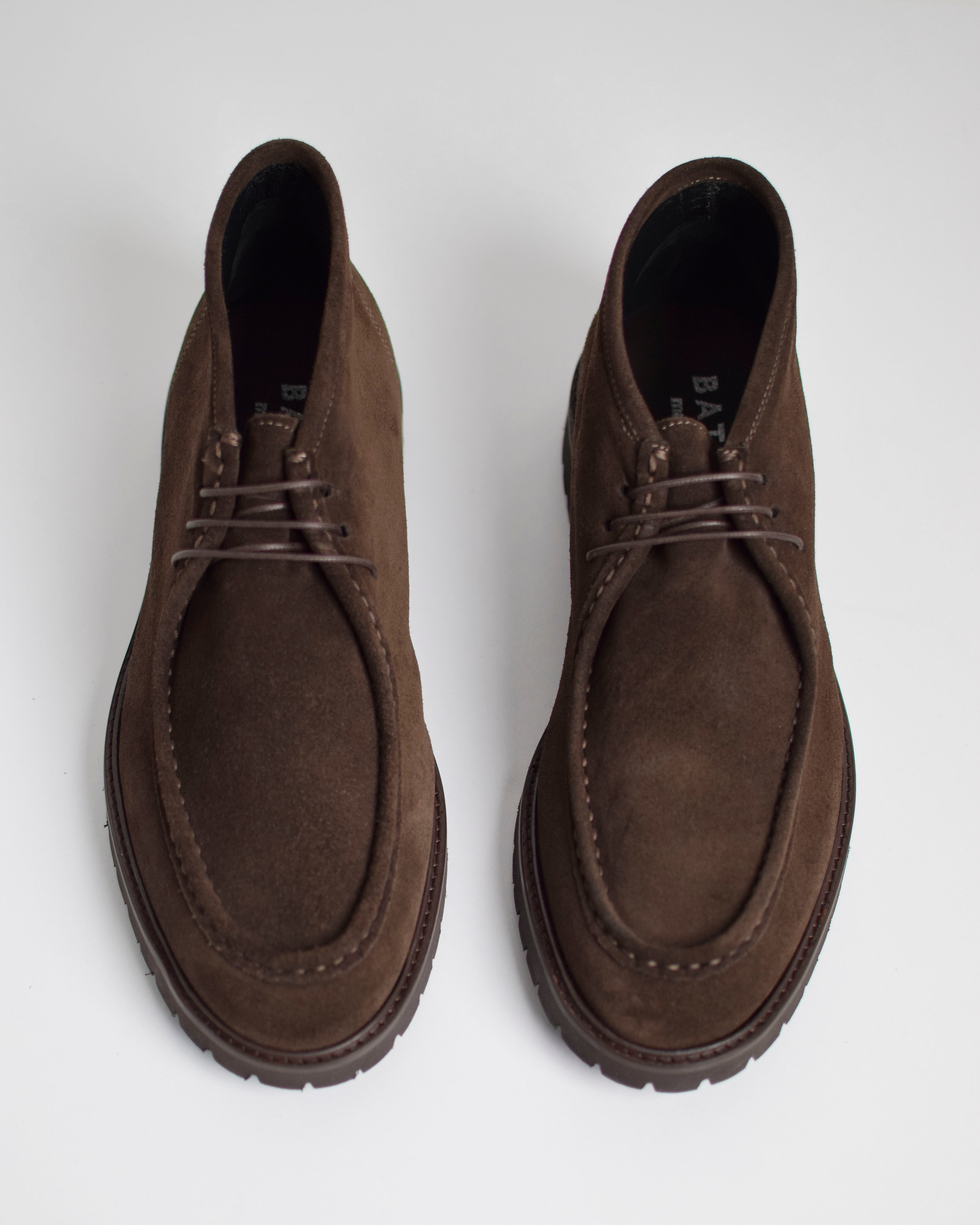 Ingegnere alto in pelle