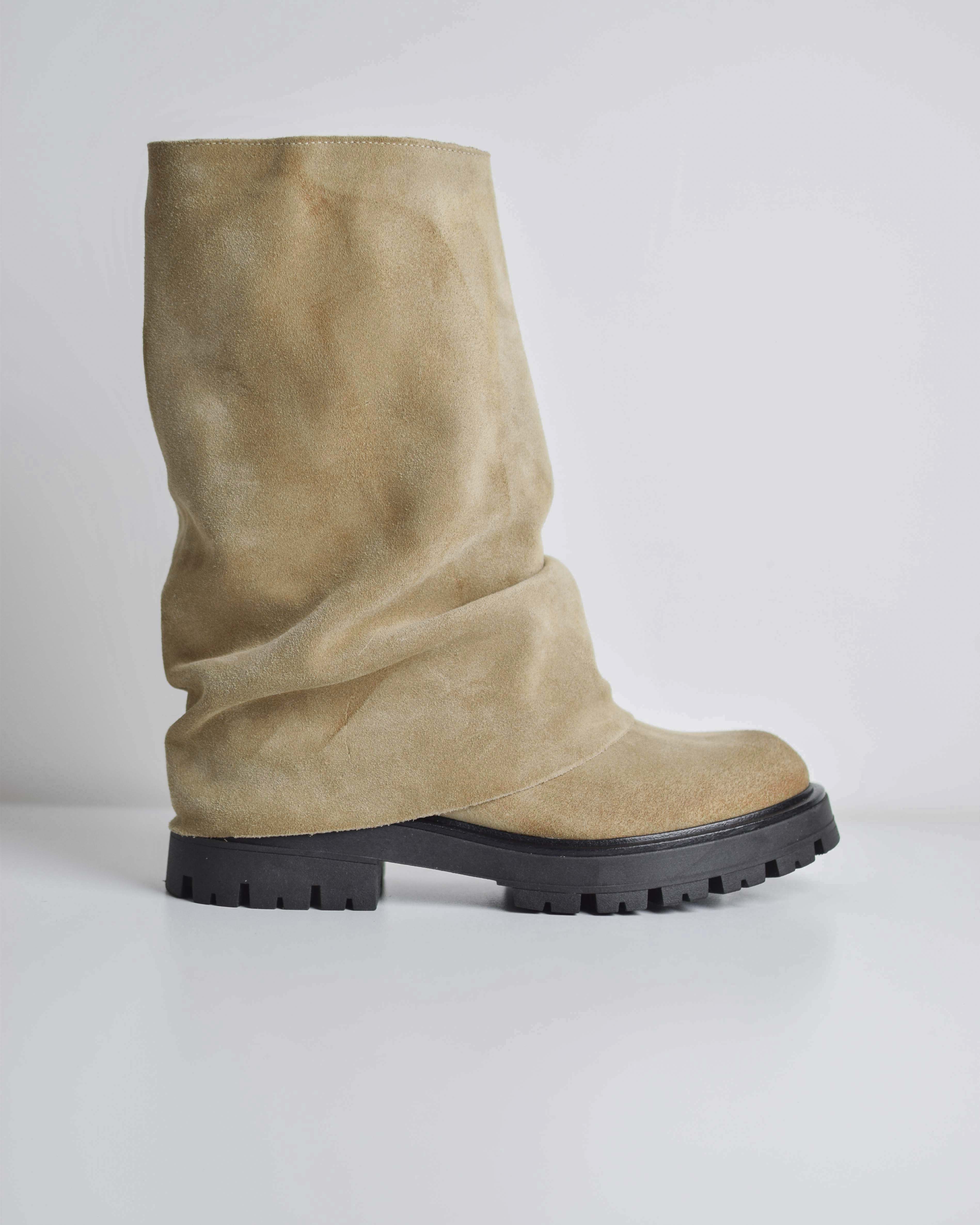 Stivaletto In Pelle Scamosciata Con Risvolto Suola Track