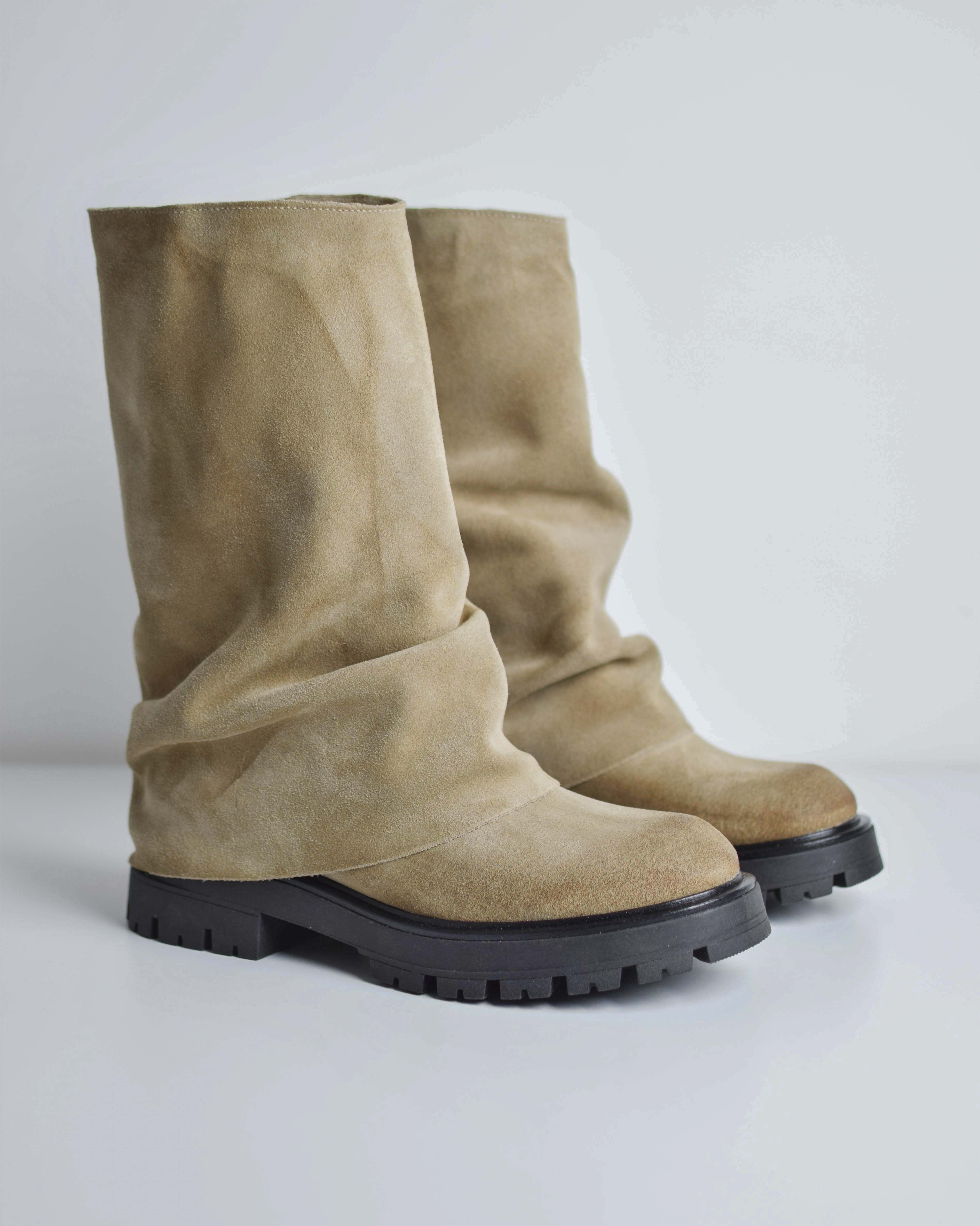 Stivaletto In Pelle Scamosciata Con Risvolto Suola Track