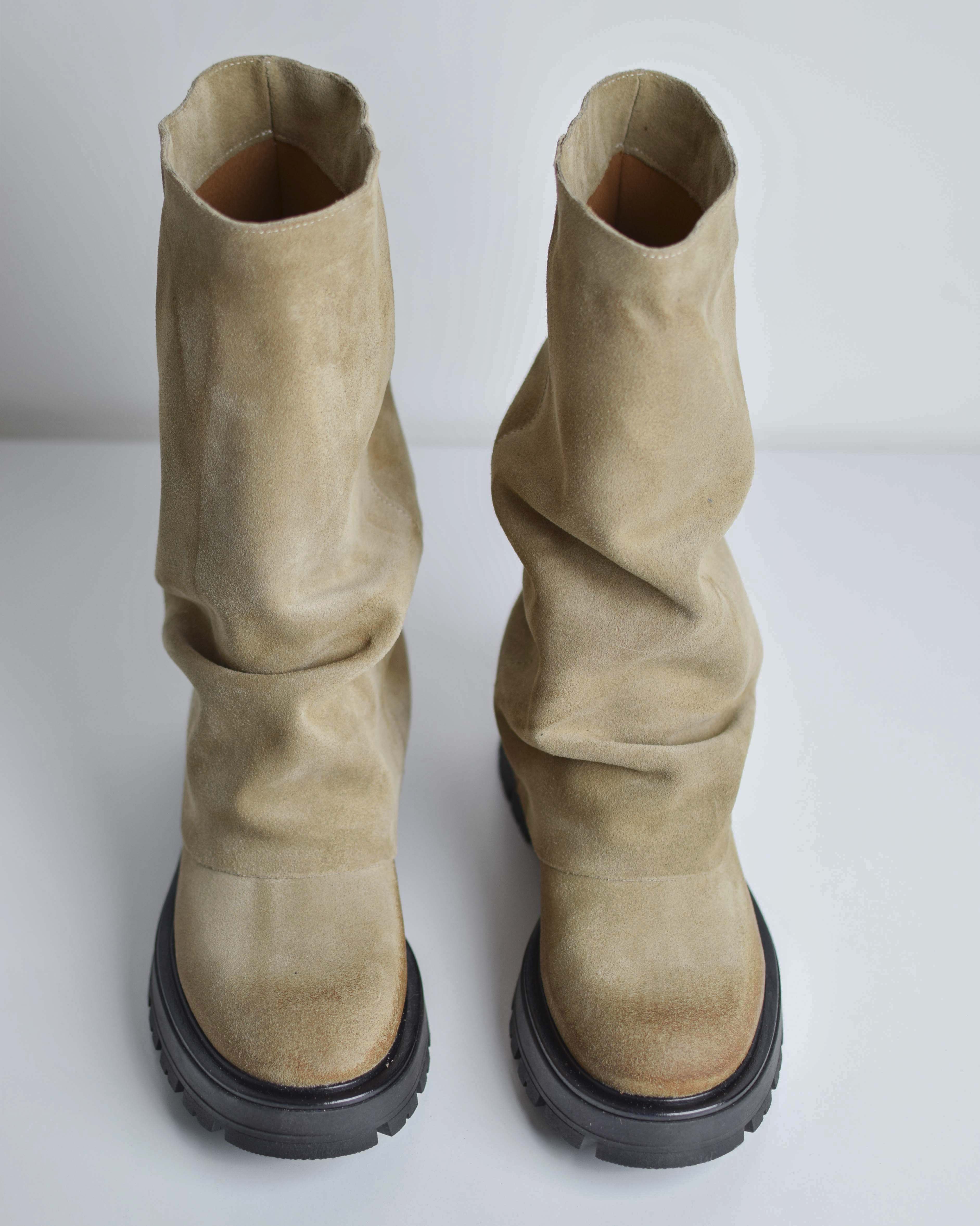 Stivaletto In Pelle Scamosciata Con Risvolto Suola Track