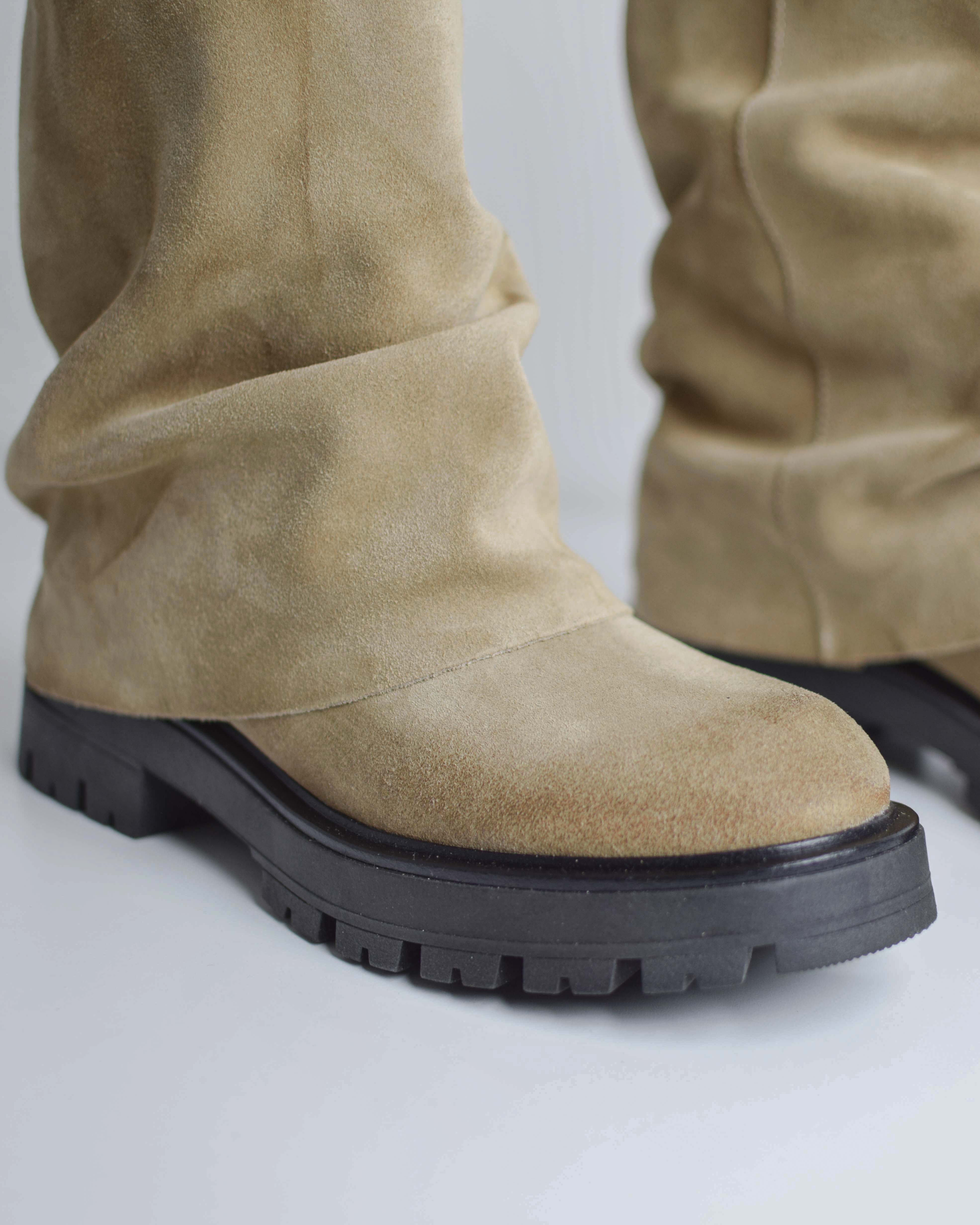 Stivaletto In Pelle Scamosciata Con Risvolto Suola Track