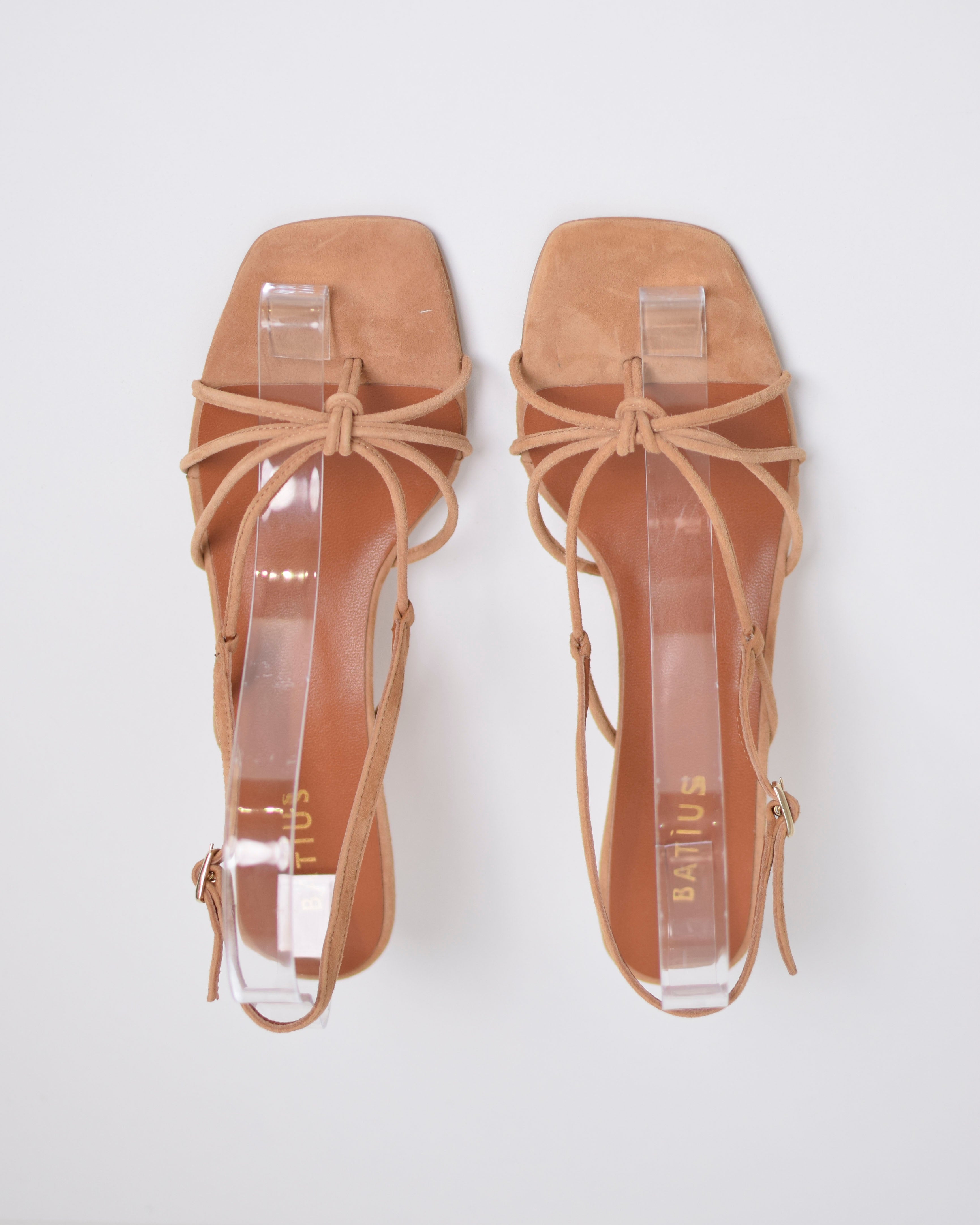 Sandalo con tacco in pelle scamosciata