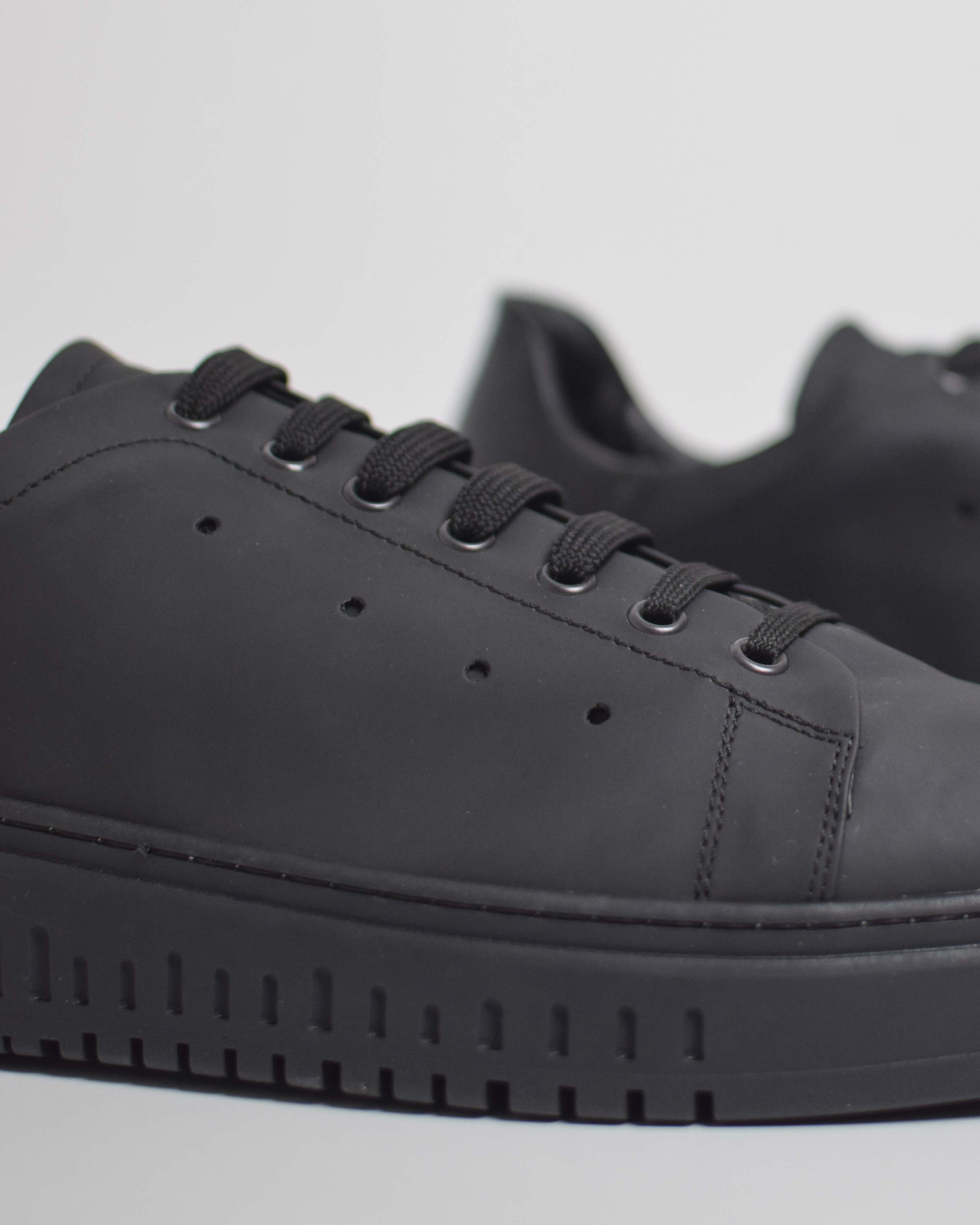 Sneakers in rubberized fabric