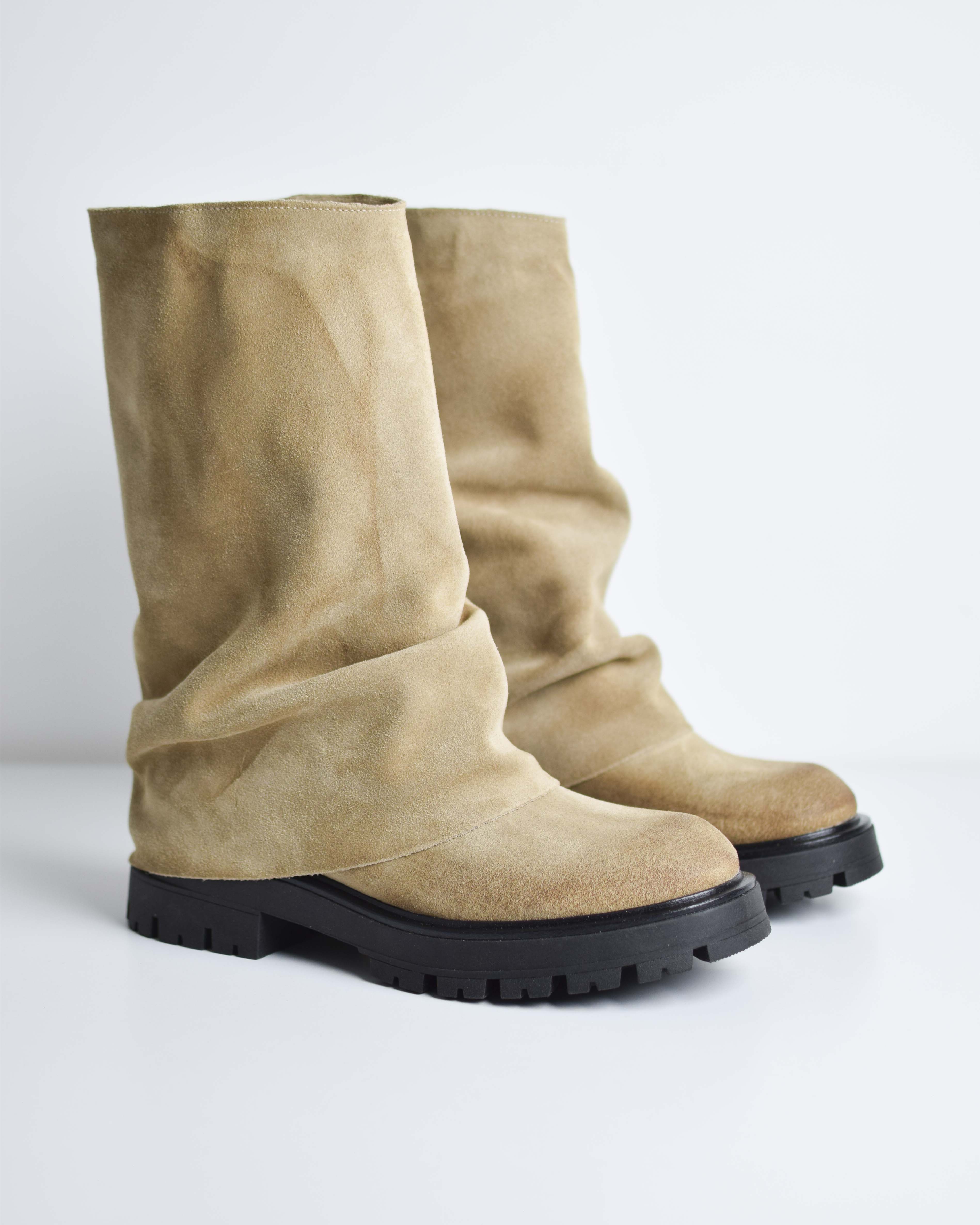 Stivaletto In Pelle Scamosciata Con Risvolto Suola Track